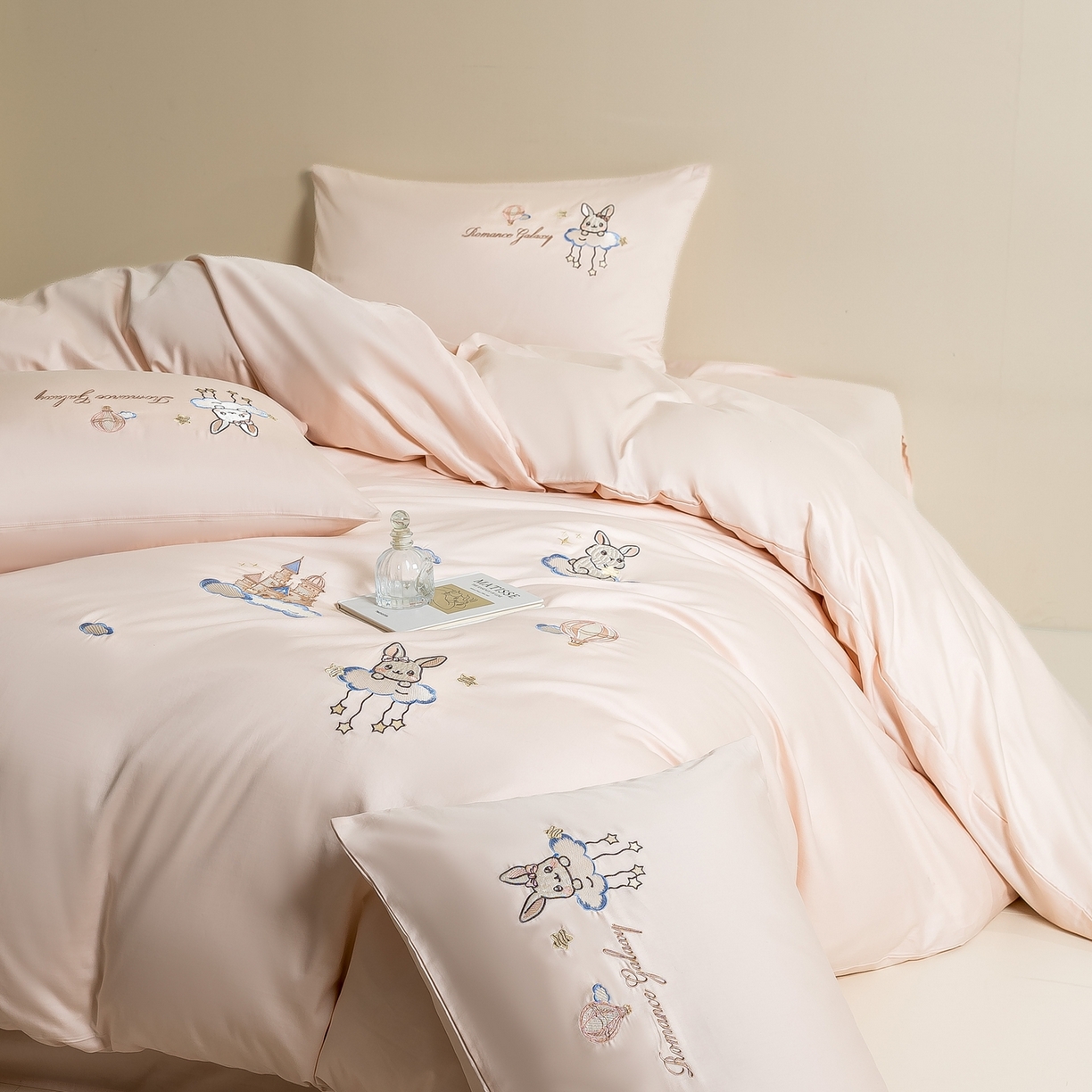 91家纺网 家纺一手货源 找家纺 绒掌柜家纺（品质焕新） 2026新款100S长绒棉纯棉精密刺绣四件套-云境系列-版权产品-礼盒装 云境-蜜桃粉