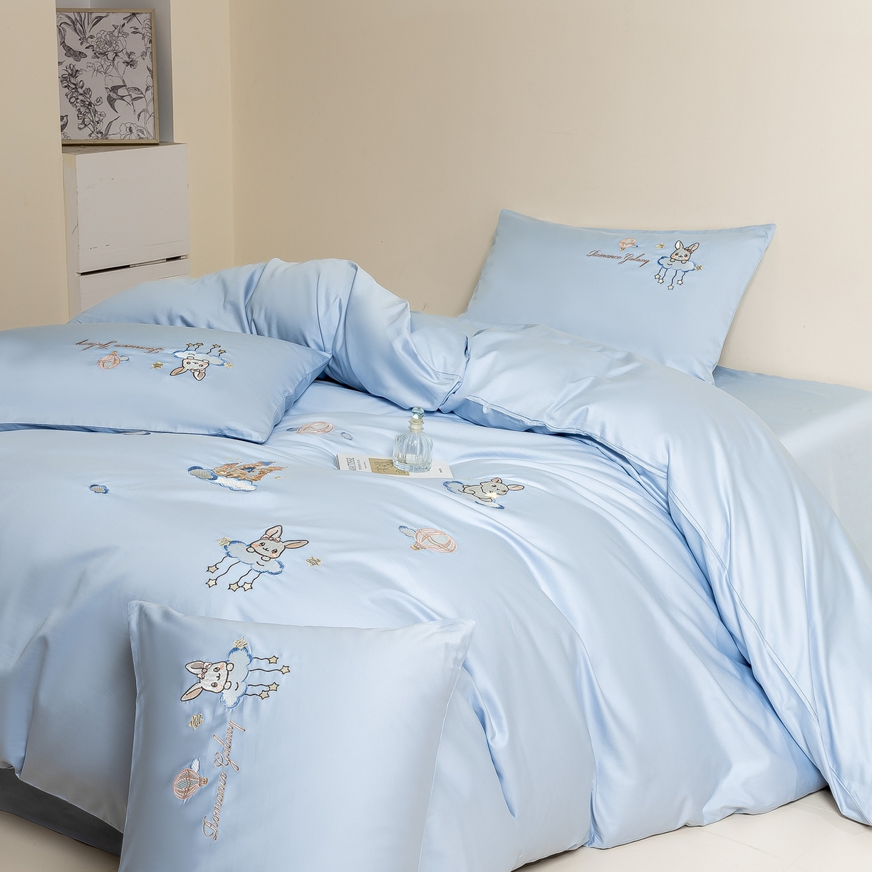 91家纺网 家纺一手货源 找家纺 绒掌柜家纺（品质焕新） 2026新款100S长绒棉纯棉精密刺绣四件套-云境系列-版权产品-礼盒装 云境-天空蓝