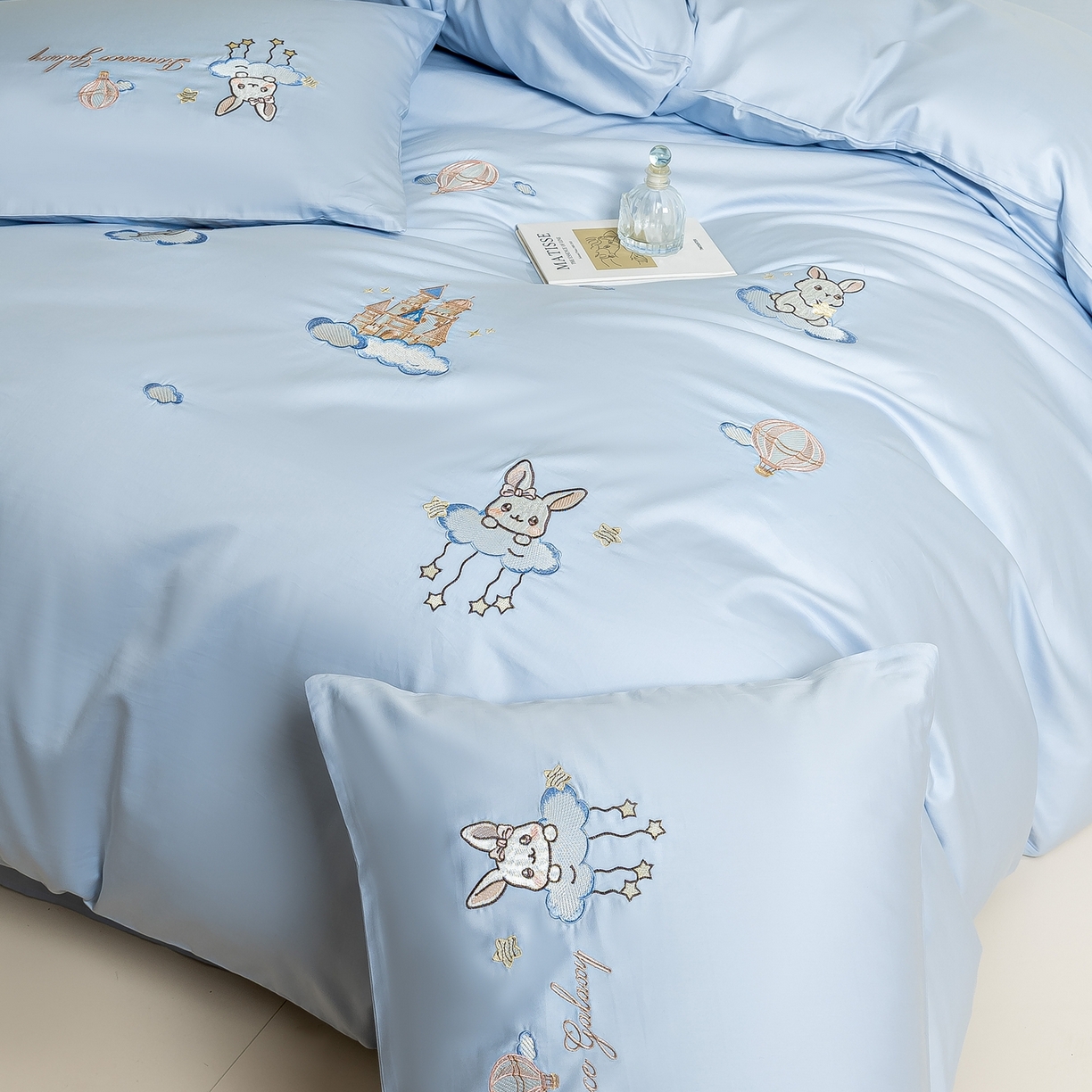 91家纺网 家纺一手货源 找家纺 绒掌柜家纺（品质焕新） 2026新款100S长绒棉纯棉精密刺绣四件套-云境系列-版权产品-礼盒装 云境-天空蓝