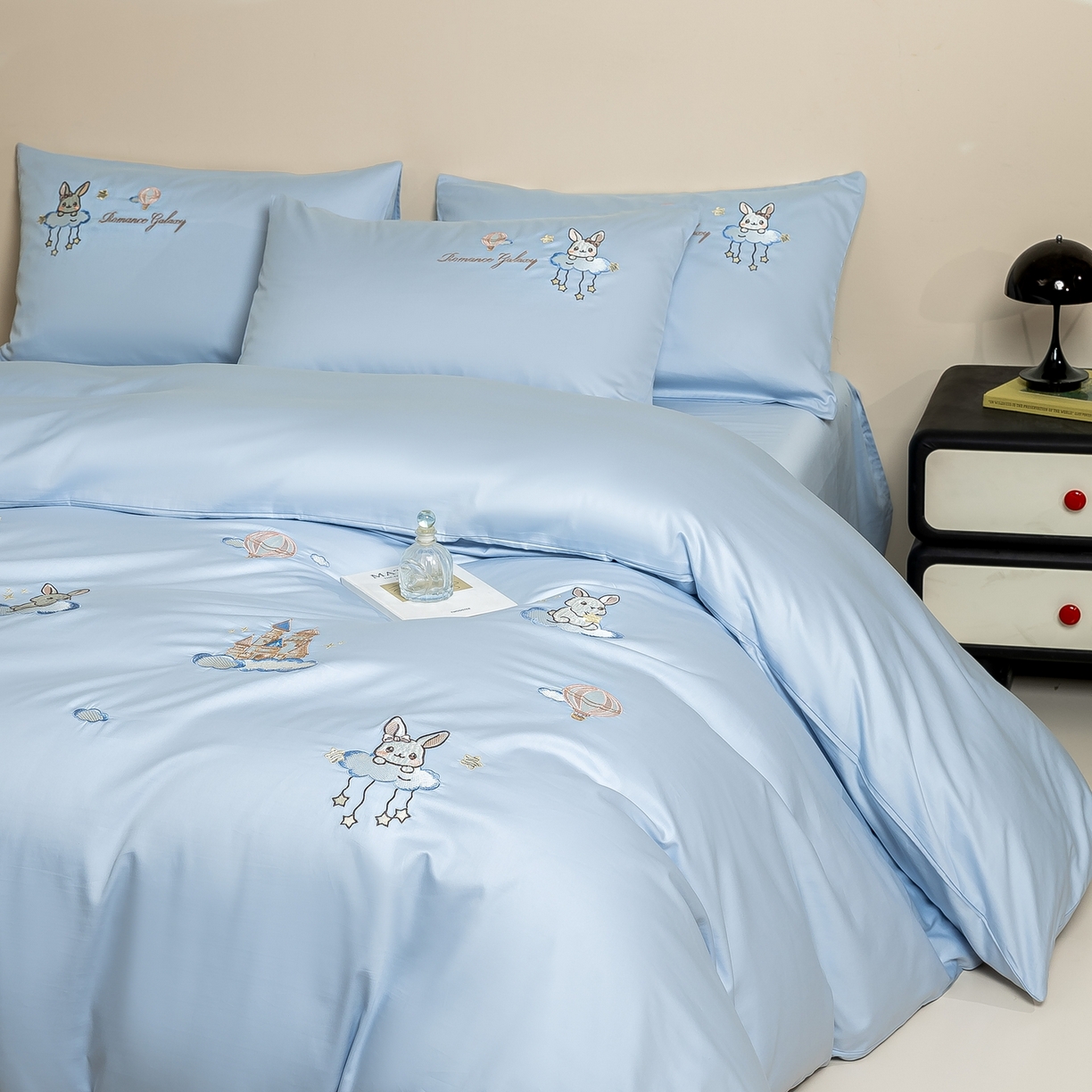 91家纺网 家纺一手货源 找家纺 绒掌柜家纺（品质焕新） 2026新款100S长绒棉纯棉精密刺绣四件套-云境系列-版权产品-礼盒装 云境-天空蓝