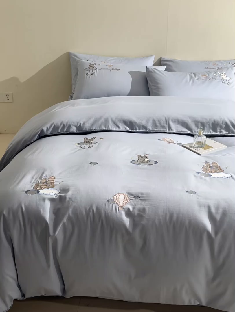 91家纺网 家纺一手货源 找家纺 绒掌柜家纺（品质焕新） 2026新款100S长绒棉纯棉精密刺绣四件套-云境系列-版权产品-礼盒装 云境-天空蓝