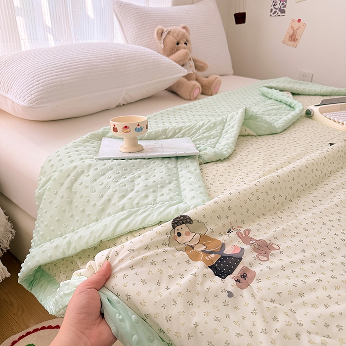 91家纺网 家纺一手货源 找家纺 丫丫家纺 2026新款Ａ类豆豆被有氨凉感丝冰豆豆夏被卡通印花双面凉感丝（含氨纶）夏凉被空调被子 碎花裙