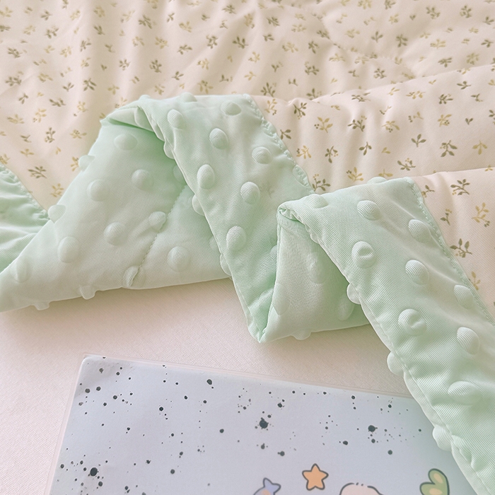 91家纺网 家纺一手货源 找家纺 丫丫家纺 2026新款Ａ类豆豆被有氨凉感丝冰豆豆夏被卡通印花双面凉感丝（含氨纶）夏凉被空调被子 碎花裙