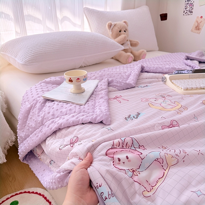 91家纺网 家纺一手货源 找家纺 丫丫家纺 2026新款Ａ类豆豆被有氨凉感丝冰豆豆夏被卡通印花双面凉感丝（含氨纶）夏凉被空调被子 小可爱紫