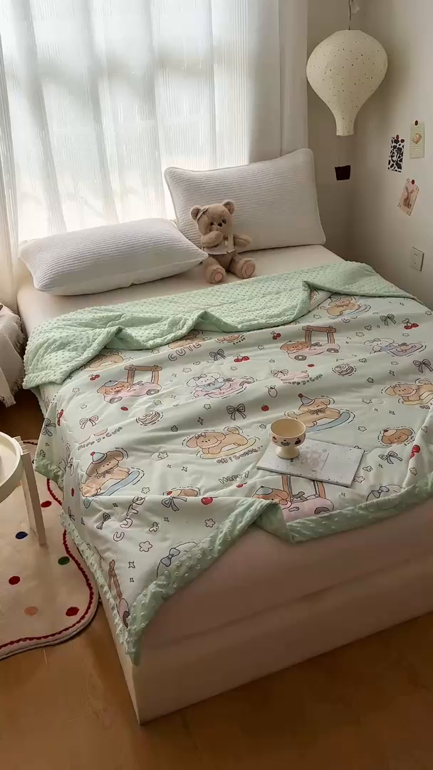 91家纺网 家纺一手货源 找家纺 丫丫家纺 2026新款Ａ类豆豆被有氨凉感丝冰豆豆夏被卡通印花双面凉感丝（含氨纶）夏凉被空调被子 奶芙萌宠绿‌