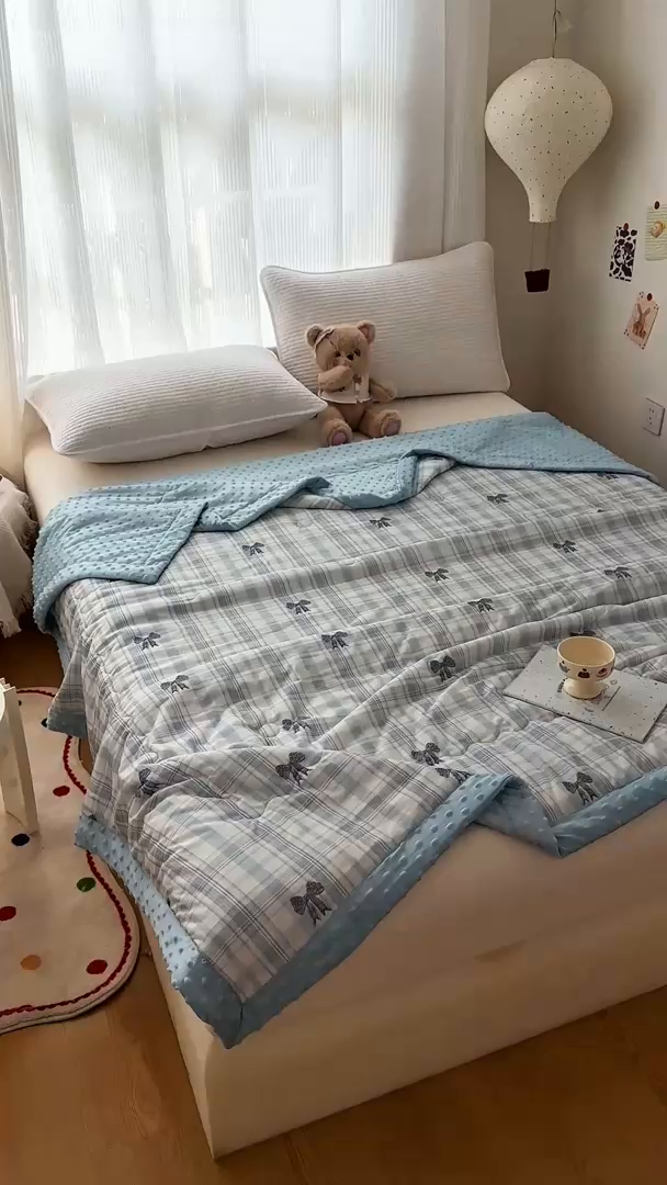 91家纺网 家纺一手货源 找家纺 丫丫家纺 2026新款Ａ类豆豆被有氨凉感丝冰豆豆夏被卡通印花双面凉感丝（含氨纶）夏凉被空调被子 蝴蝶结