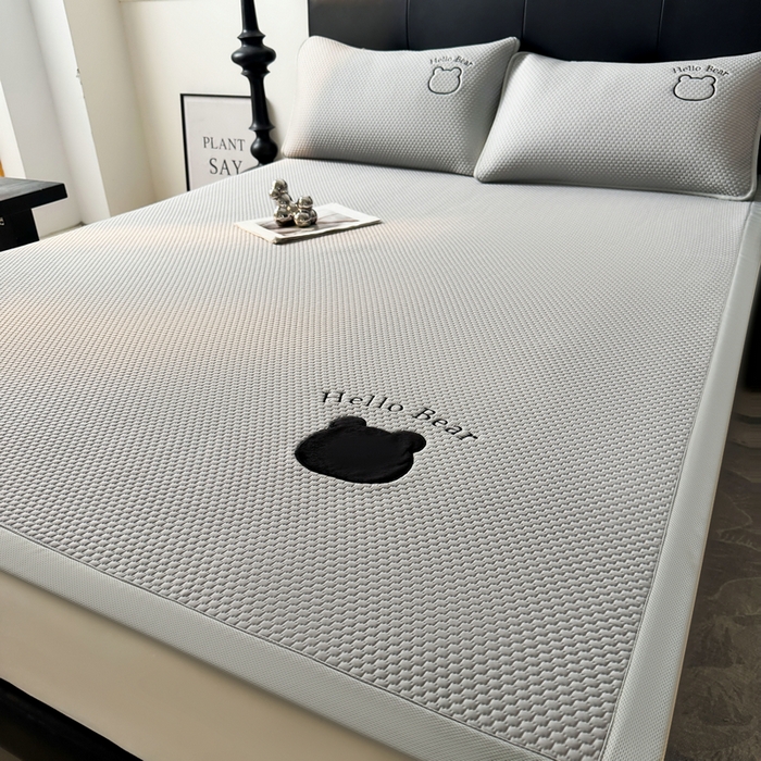 91家纺网 家纺一手货源 找家纺 梵朴 2026新款凉感PE冰豆豆贴布绣凉席-升级抗起球 八宝熊-灰