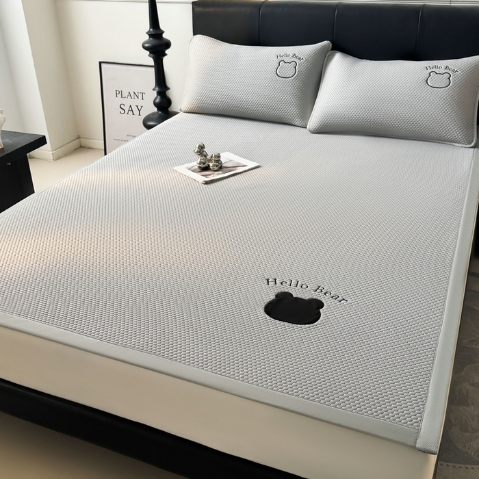 91家纺网 家纺一手货源 找家纺 梵朴 2026新款凉感PE冰豆豆贴布绣凉席-升级抗起球 八宝熊-灰