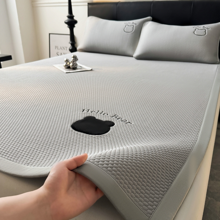 91家纺网 家纺一手货源 找家纺 梵朴 2026新款凉感PE冰豆豆贴布绣凉席-升级抗起球 八宝熊-灰