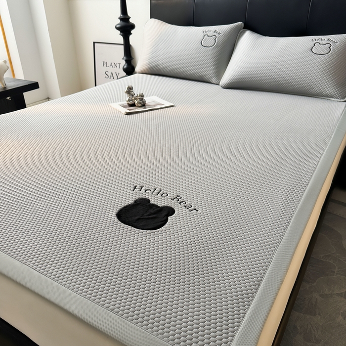 91家纺网 家纺一手货源 找家纺 梵朴 2026新款凉感PE冰豆豆贴布绣凉席-升级抗起球 八宝熊-灰