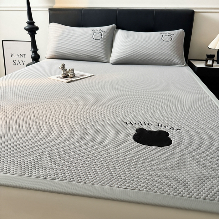 91家纺网 家纺一手货源 找家纺 梵朴 2026新款凉感PE冰豆豆贴布绣凉席-升级抗起球 八宝熊-灰