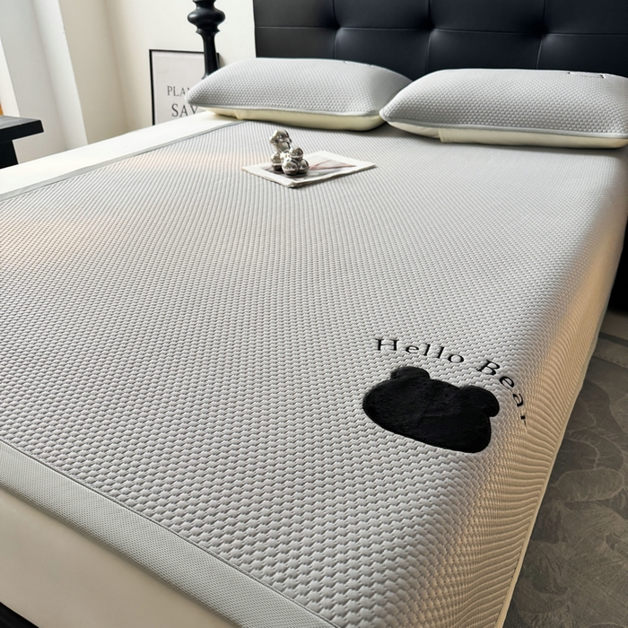 91家纺网 家纺一手货源 找家纺 梵朴 2026新款凉感PE冰豆豆贴布绣凉席-升级抗起球 八宝熊-灰