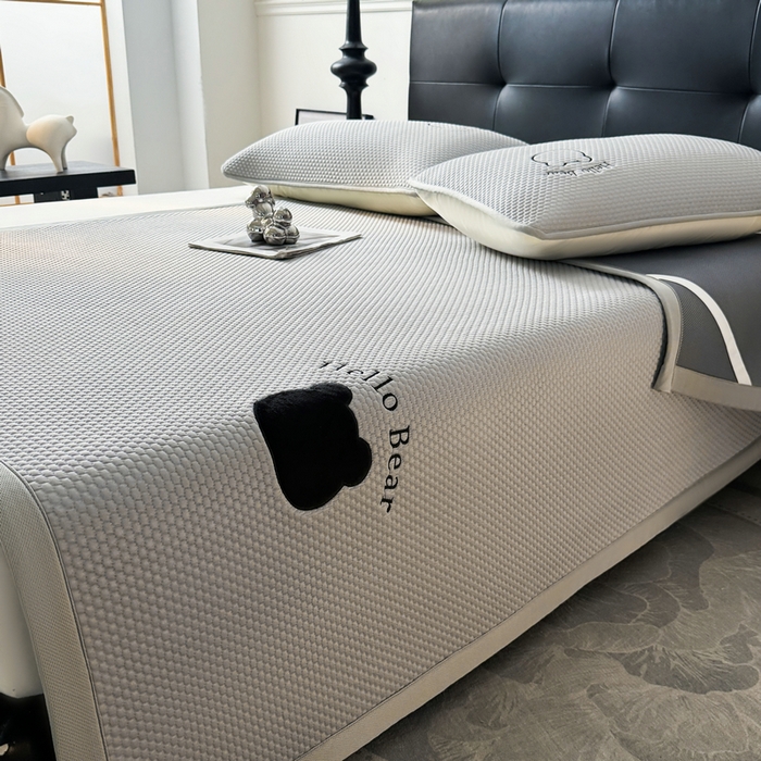 91家纺网 家纺一手货源 找家纺 梵朴 2026新款凉感PE冰豆豆贴布绣凉席-升级抗起球 八宝熊-灰