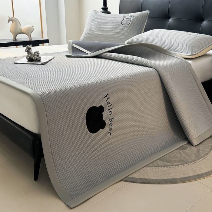 91家纺网 家纺一手货源 找家纺 梵朴 2026新款凉感PE冰豆豆贴布绣凉席-升级抗起球 八宝熊-灰