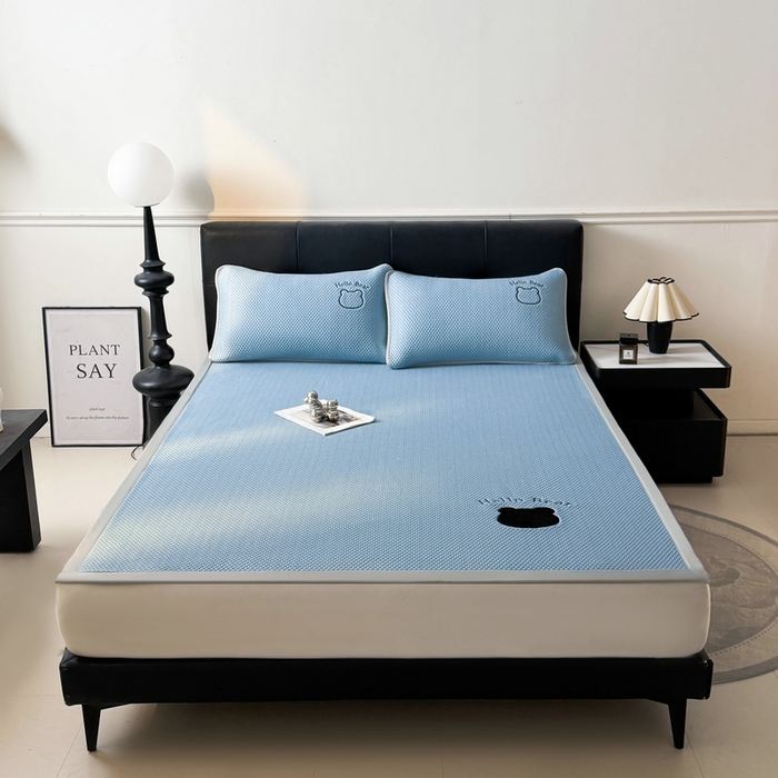 91家纺网 家纺一手货源 找家纺 梵朴 2026新款凉感PE冰豆豆贴布绣凉席-升级抗起球 八宝熊-蓝