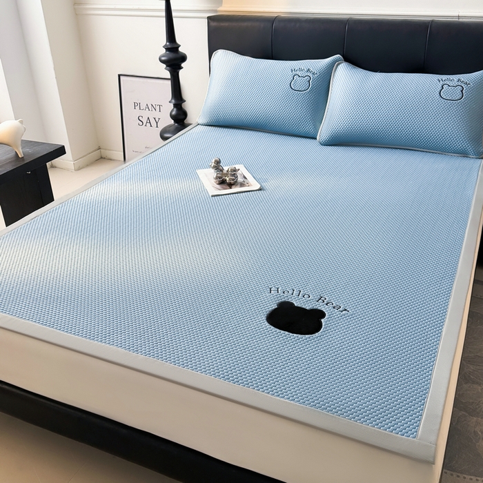 91家纺网 家纺一手货源 找家纺 梵朴 2026新款凉感PE冰豆豆贴布绣凉席-升级抗起球 八宝熊-蓝