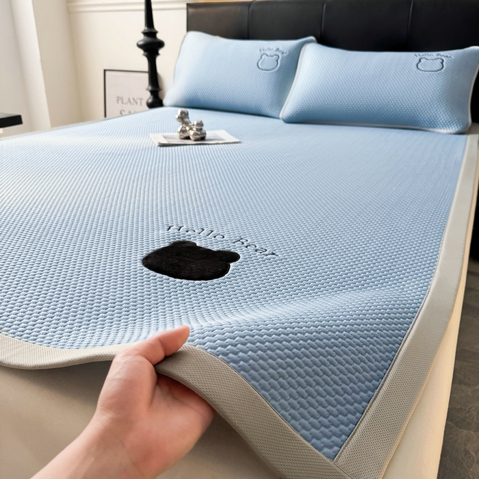 91家纺网 家纺一手货源 找家纺 梵朴 2026新款凉感PE冰豆豆贴布绣凉席-升级抗起球 八宝熊-蓝