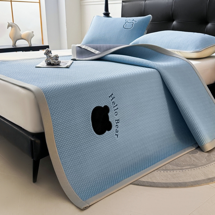 91家纺网 家纺一手货源 找家纺 梵朴 2026新款凉感PE冰豆豆贴布绣凉席-升级抗起球 八宝熊-蓝