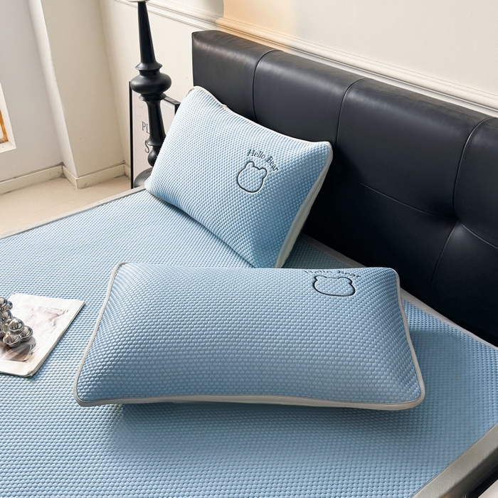 91家纺网 家纺一手货源 找家纺 梵朴 2026新款凉感PE冰豆豆贴布绣凉席-升级抗起球 八宝熊-蓝