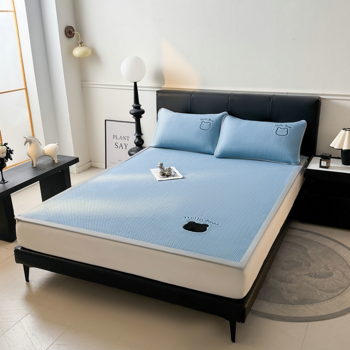 91家纺网 家纺一手货源 找家纺 梵朴 2026新款凉感PE冰豆豆贴布绣凉席-升级抗起球 八宝熊-蓝