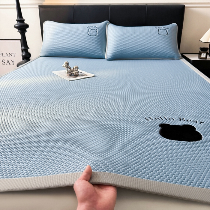 91家纺网 家纺一手货源 找家纺 梵朴 2026新款凉感PE冰豆豆贴布绣凉席-升级抗起球 八宝熊-蓝