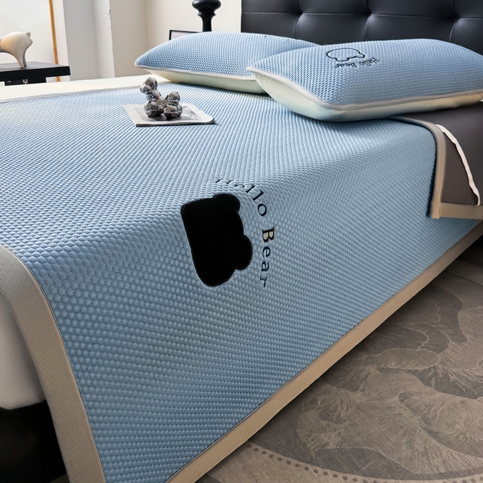 91家纺网 家纺一手货源 找家纺 梵朴 2026新款凉感PE冰豆豆贴布绣凉席-升级抗起球 八宝熊-蓝