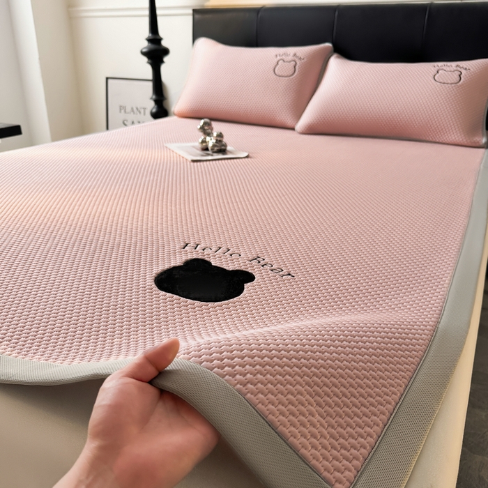 91家纺网 家纺一手货源 找家纺 梵朴 2026新款凉感PE冰豆豆贴布绣凉席-升级抗起球 八宝熊-粉