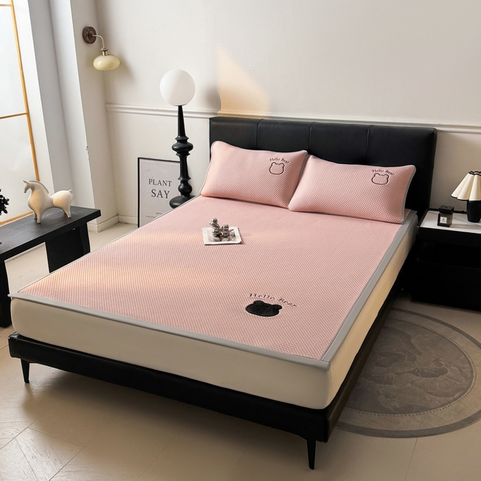 91家纺网 家纺一手货源 找家纺 梵朴 2026新款凉感PE冰豆豆贴布绣凉席-升级抗起球 八宝熊-粉