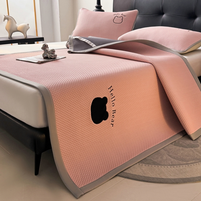 91家纺网 家纺一手货源 找家纺 梵朴 2026新款凉感PE冰豆豆贴布绣凉席-升级抗起球 八宝熊-粉