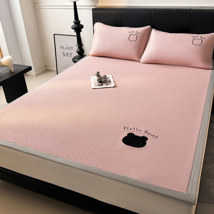 91家纺网 家纺一手货源 找家纺 梵朴 2026新款凉感PE冰豆豆贴布绣凉席-升级抗起球 八宝熊-粉