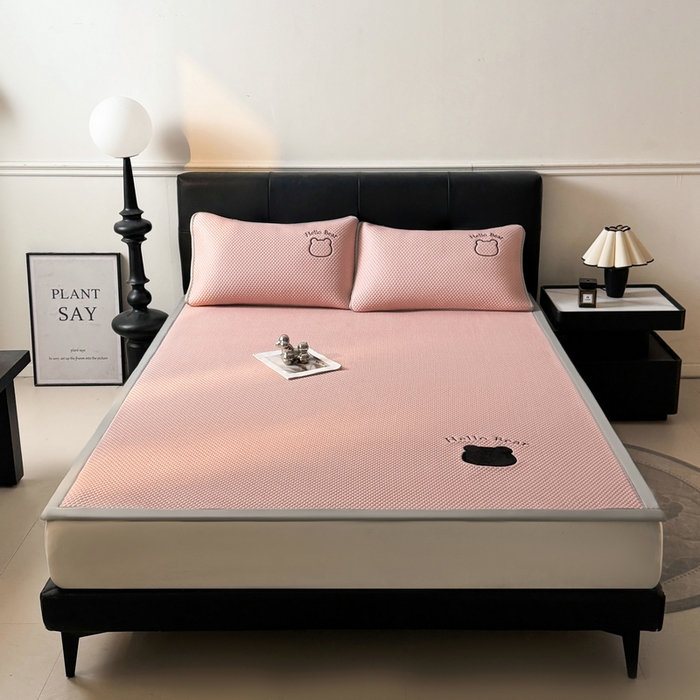 91家纺网 家纺一手货源 找家纺 梵朴 2026新款凉感PE冰豆豆贴布绣凉席-升级抗起球 八宝熊-粉