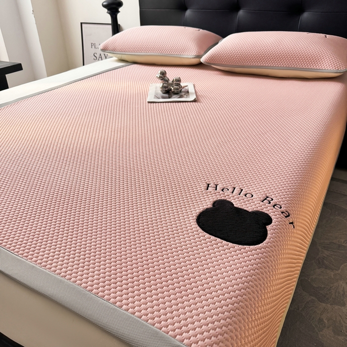 91家纺网 家纺一手货源 找家纺 梵朴 2026新款凉感PE冰豆豆贴布绣凉席-升级抗起球 八宝熊-粉