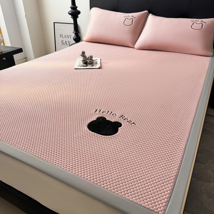 91家纺网 家纺一手货源 找家纺 梵朴 2026新款凉感PE冰豆豆贴布绣凉席-升级抗起球 八宝熊-粉