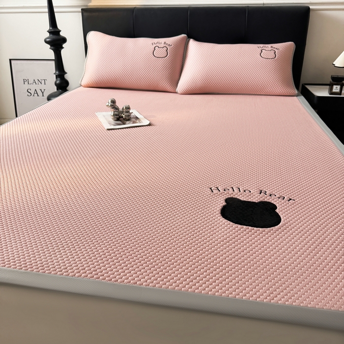 91家纺网 家纺一手货源 找家纺 梵朴 2026新款凉感PE冰豆豆贴布绣凉席-升级抗起球 八宝熊-粉