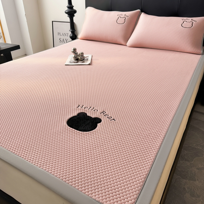 91家纺网 家纺一手货源 找家纺 梵朴 2026新款凉感PE冰豆豆贴布绣凉席-升级抗起球 八宝熊-粉