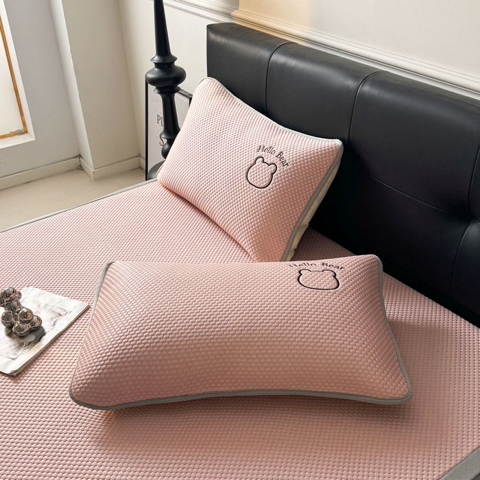 91家纺网 家纺一手货源 找家纺 梵朴 2026新款凉感PE冰豆豆贴布绣凉席-升级抗起球 八宝熊-粉