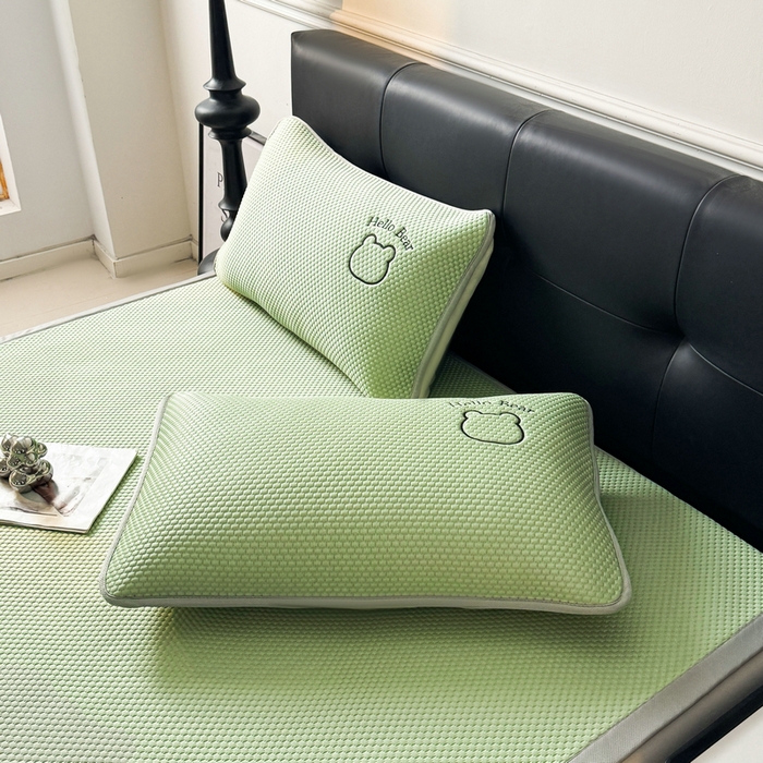 91家纺网 家纺一手货源 找家纺 梵朴 2026新款凉感PE冰豆豆贴布绣凉席-升级抗起球 八宝熊-绿