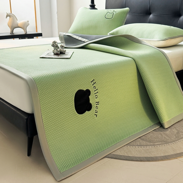 91家纺网 家纺一手货源 找家纺 梵朴 2026新款凉感PE冰豆豆贴布绣凉席-升级抗起球 八宝熊-绿