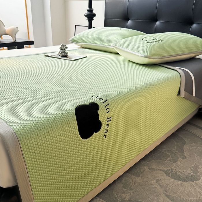 91家纺网 家纺一手货源 找家纺 梵朴 2026新款凉感PE冰豆豆贴布绣凉席-升级抗起球 八宝熊-绿