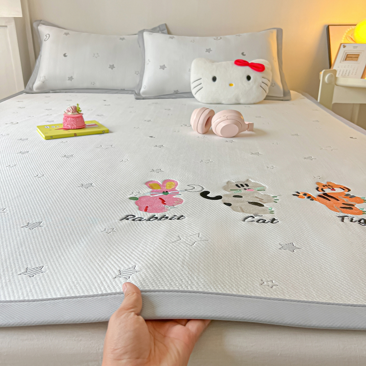 91家纺网 家纺一手货源 找家纺 （总）多乐家纺 2026新款星辰系列PE提花凉感豆豆卡通刺绣大包边复合凉席