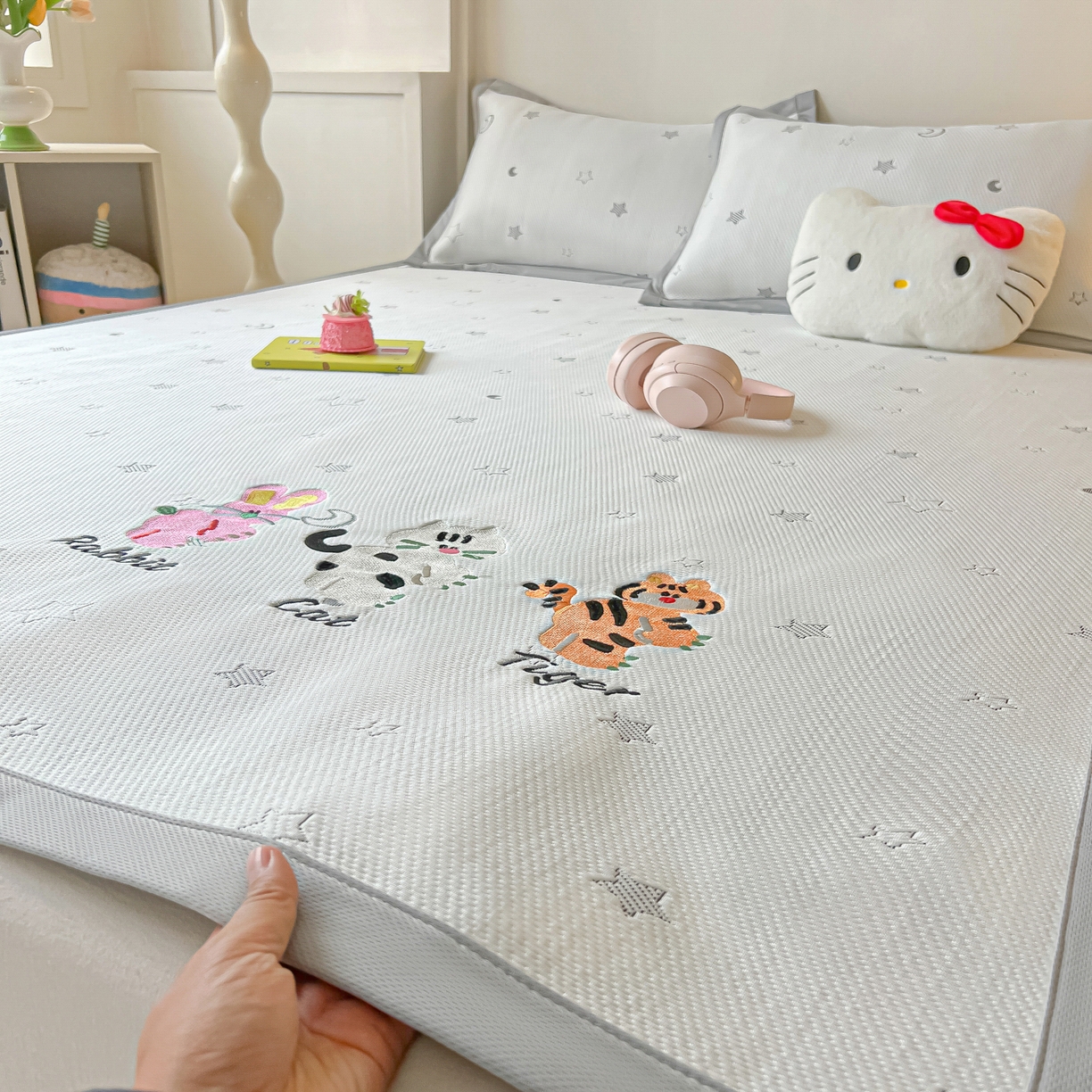 91家纺网 家纺一手货源 找家纺 （总）多乐家纺 2026新款星辰系列PE提花凉感豆豆卡通刺绣大包边复合凉席