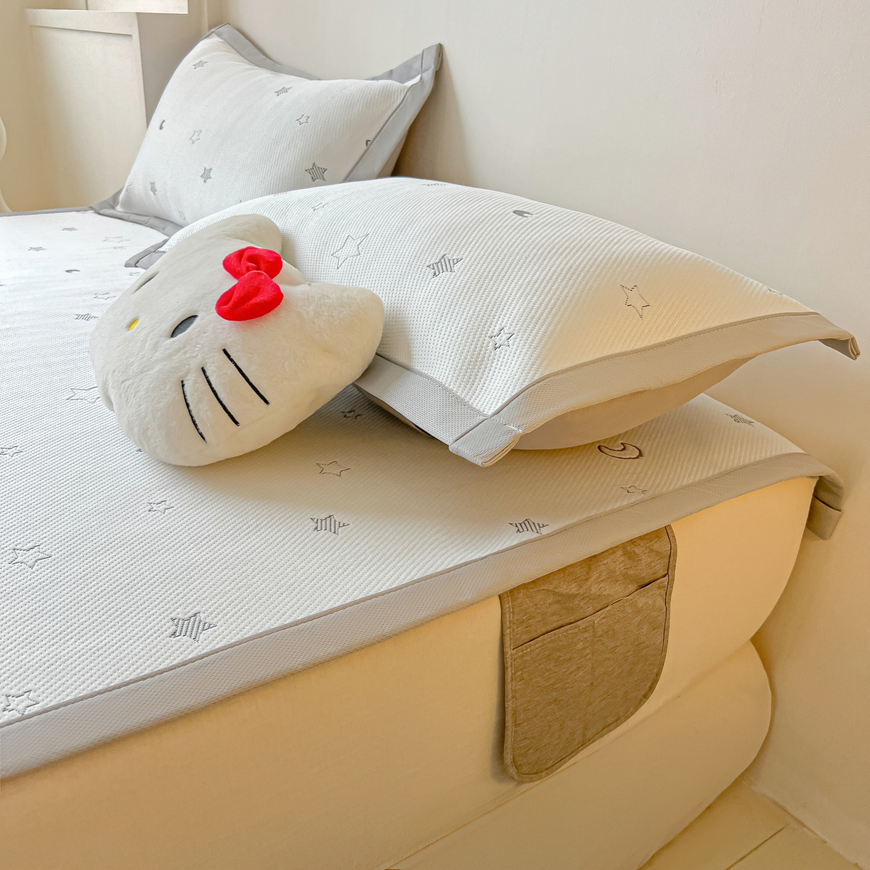 91家纺网 家纺一手货源 找家纺 （总）多乐家纺 2026新款星辰系列PE提花凉感豆豆卡通刺绣大包边复合凉席