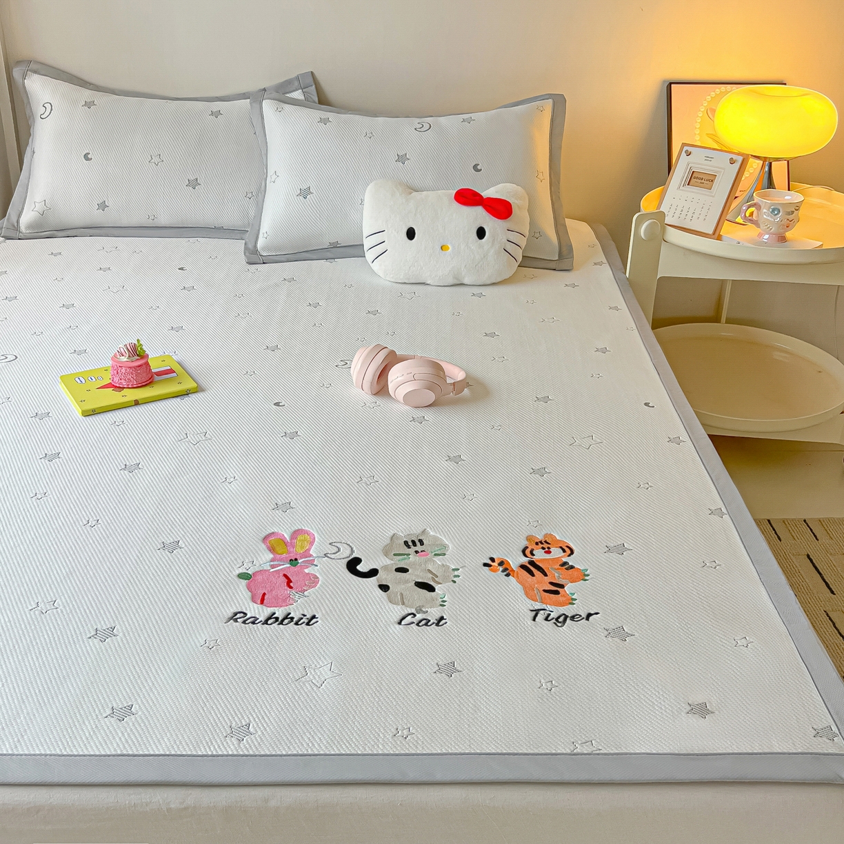 91家纺网 家纺一手货源 找家纺 （总）多乐家纺 2026新款星辰系列PE提花凉感豆豆卡通刺绣大包边复合凉席