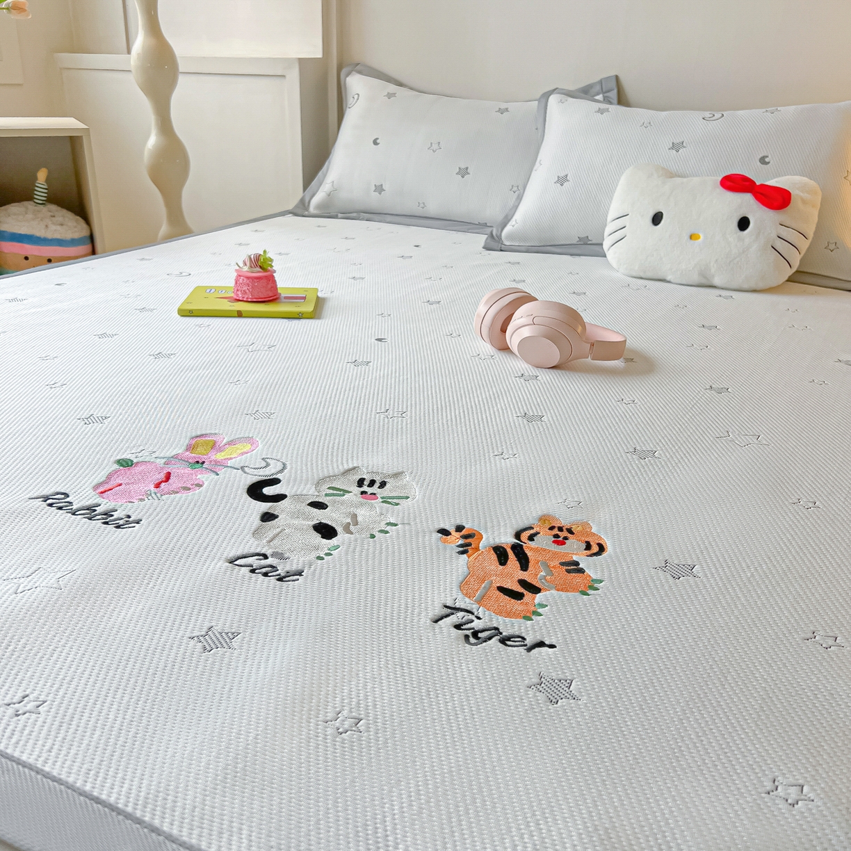 91家纺网 家纺一手货源 找家纺 （总）多乐家纺 2026新款星辰系列PE提花凉感豆豆卡通刺绣大包边复合凉席