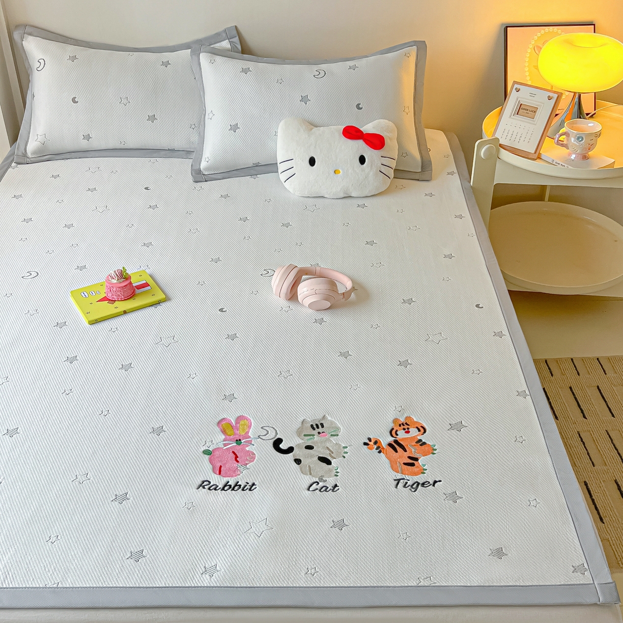 91家纺网 家纺一手货源 找家纺 （总）多乐家纺 2026新款星辰系列PE提花凉感豆豆卡通刺绣大包边复合凉席