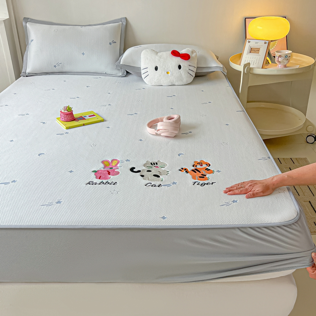 91家纺网 家纺一手货源 找家纺 （总）多乐家纺 2026新款星辰系列PE提花凉感豆豆卡通刺绣大包边复合凉席