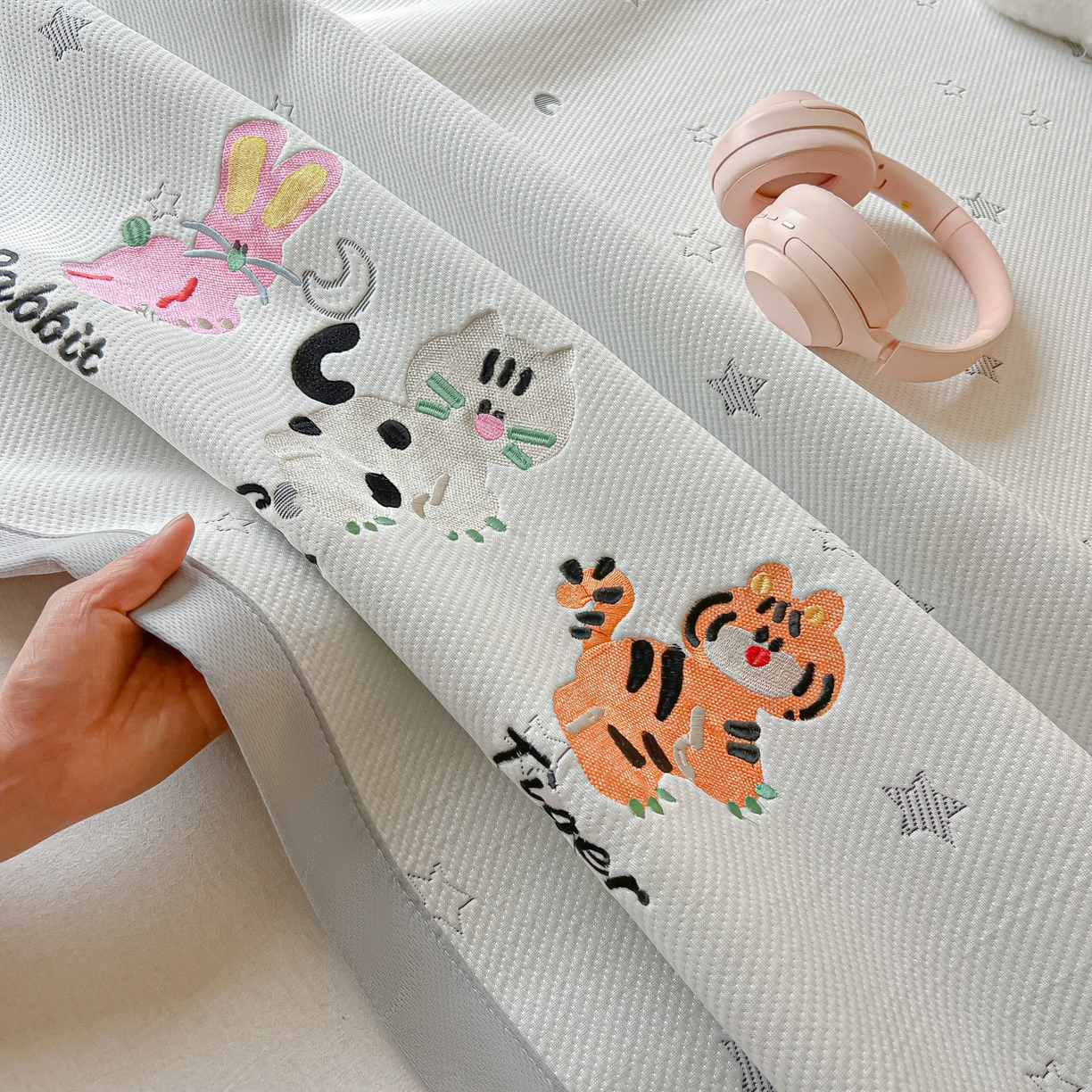 91家纺网 家纺一手货源 找家纺 （总）多乐家纺 2026新款星辰系列PE提花凉感豆豆卡通刺绣大包边复合凉席