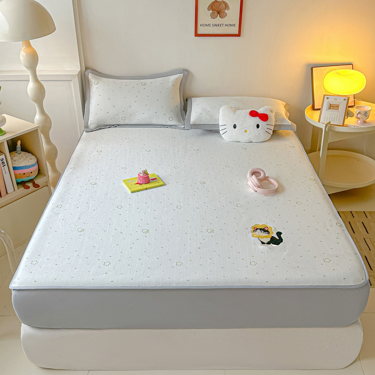 91家纺网 家纺一手货源 找家纺 多乐家纺 2026新款星辰系列PE提花凉感豆豆卡通刺绣大包边复合凉席 花朵猫-小草莓(床笠款)