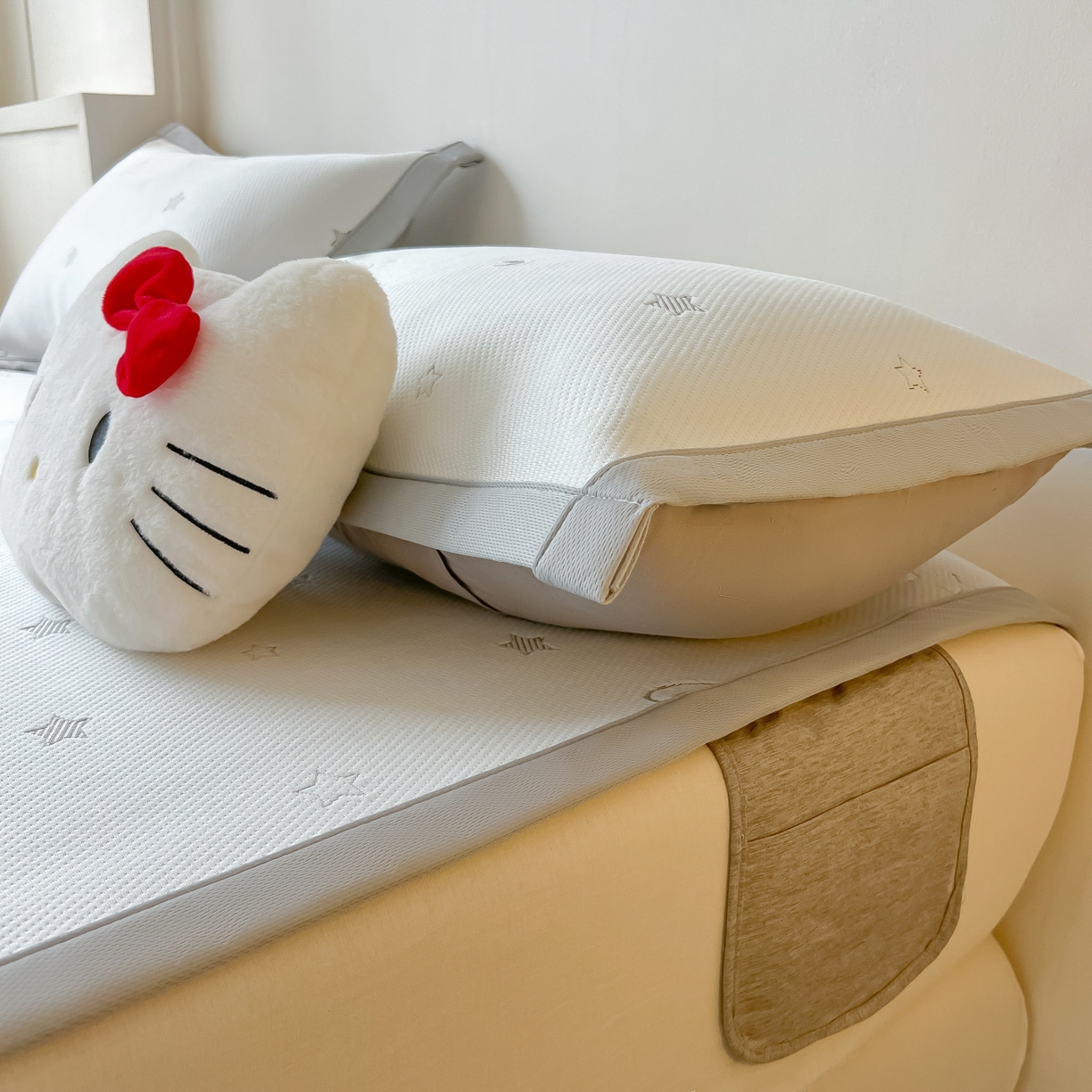 91家纺网 家纺一手货源 找家纺 多乐家纺 2026新款星辰系列PE提花凉感豆豆卡通刺绣大包边复合凉席 小老虎-星星月亮-咖(床单款)