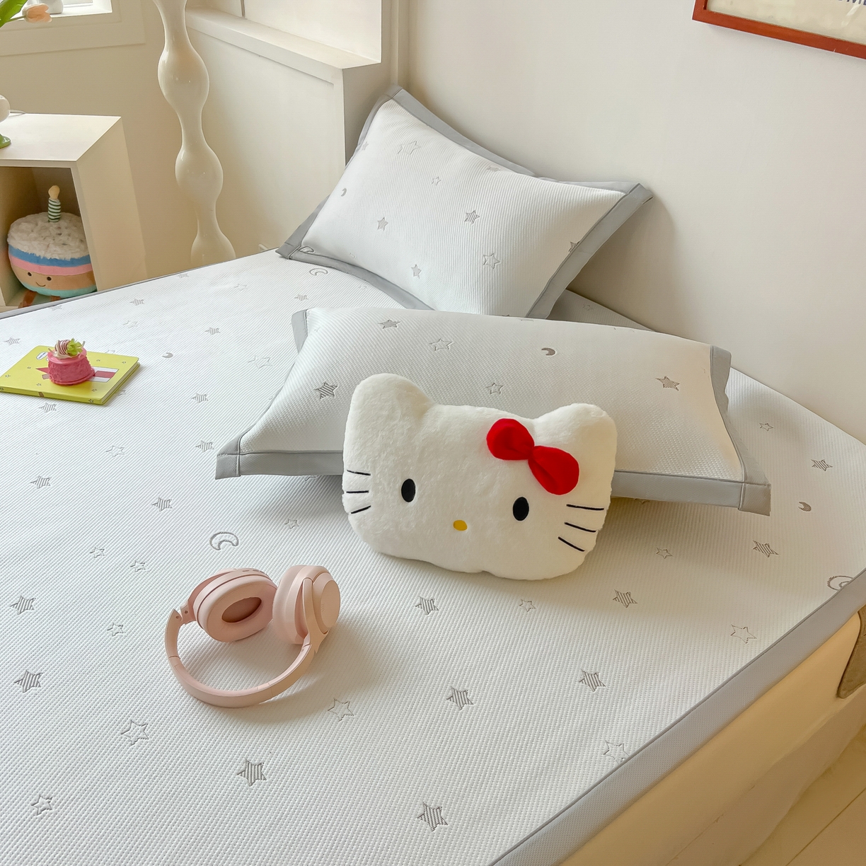 91家纺网 家纺一手货源 找家纺 多乐家纺 2026新款星辰系列PE提花凉感豆豆卡通刺绣大包边复合凉席 小老虎-星星月亮-咖(床单款)